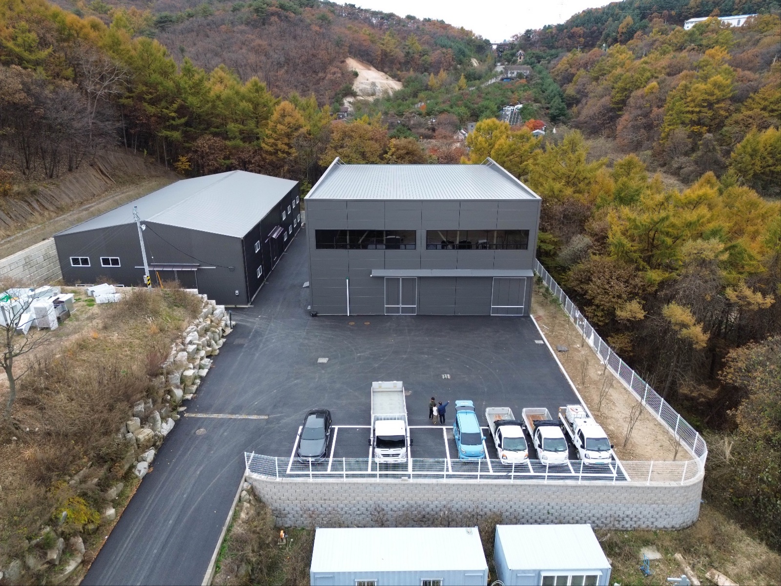 포쿨 사옥 전경 — 물류창고와 새 사무동